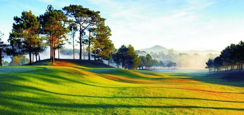 hinh-anh-san-golf-doi-cu-da-lat-palace-4-1785498384 hinh-anh-san-golf-doi-cu-da-lat-palace-4-1785498384.jpg